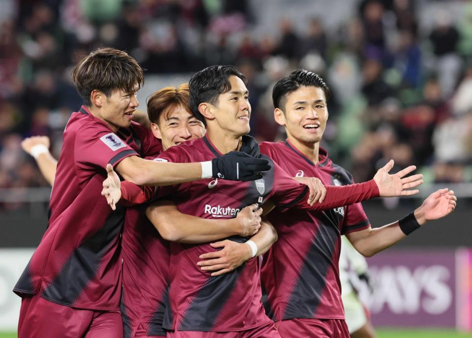 　前半、先制ゴールを決めサポーターにアピールする神戸・武藤（撮影・立川洋一郎）