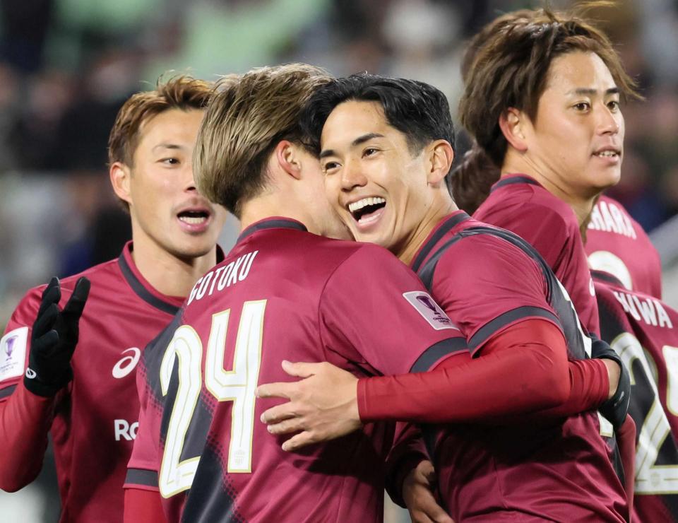 　前半、先制ゴールを決め祝福される神戸・武藤