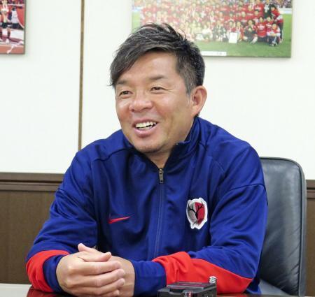 　取材に応じるＪ１鹿島の鬼木新監督＝１３日、茨城県鹿嶋市