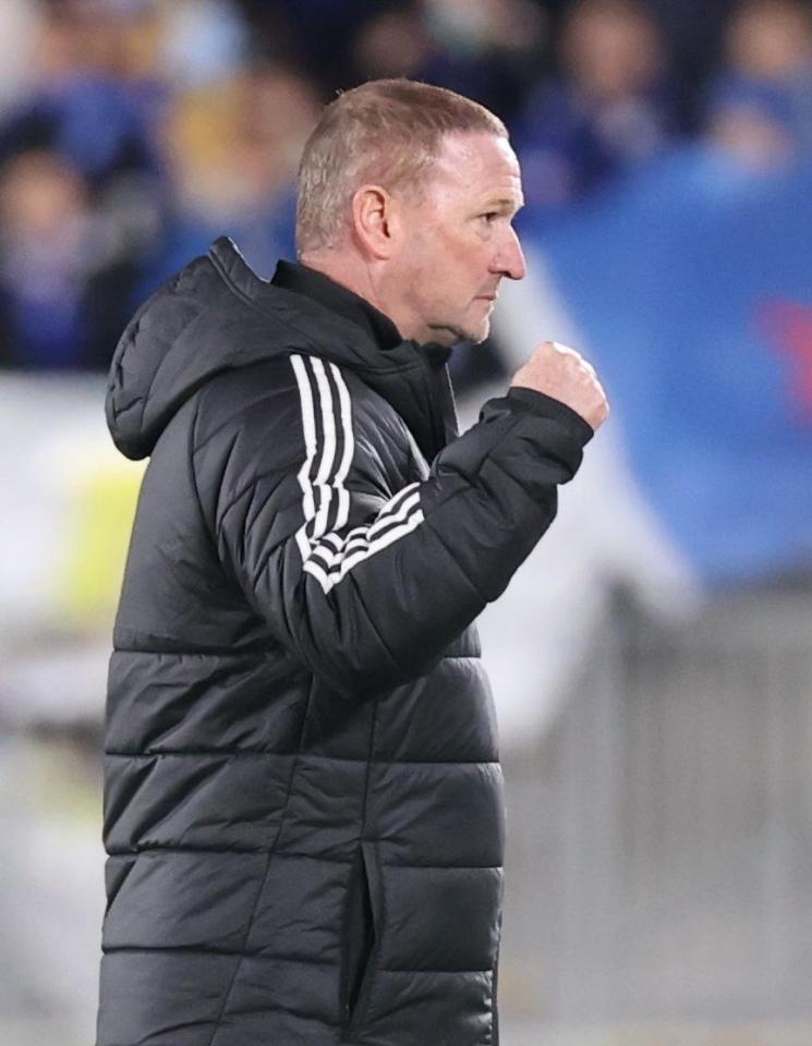 　上海申花に勝利し、ガッツポーズする横浜Ｍのホーランド監督