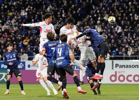 　後半、ヘディングでチーム４点目のゴールを決めるＣ大阪・田中（中央）