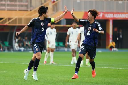 　Ｕ-２０（２０歳以下）アジア・カップ、１次リーグＤ組のタイ戦でゴールを喜ぶ日本の選手たち＝１４日、深セン（ゲッティ＝共同）