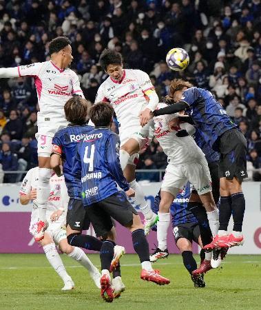 　Ｇ大阪-Ｃ大阪　後半、ヘディングでチーム４点目のゴールを決めるＣ大阪・田中（中央）＝パナスタ