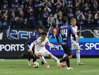 　前半、競り合うＣ大阪・香川（撮影・立川洋一郎）