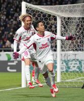 　後半、チーム３点目のゴールを決め駆け出すＣ大阪・香川。左は北野