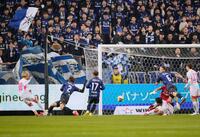 　前半、先制ゴールを決めるＣ大阪・北野（左端）