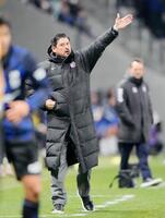 　後半、指示を出すＣ大阪・パパス監督