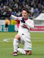 　後半、チーム５点目のゴールを決め喜ぶＣ大阪・中島