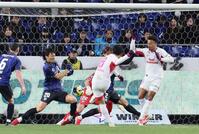 　後半、シュートを放ち得点を挙げるＣ大阪・香川真司（８）＝撮影・立川洋一郎