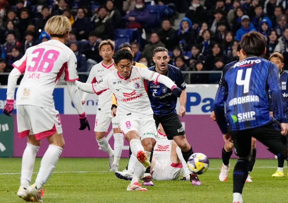 　後半、チーム３点目のゴールを決めるＣ大阪・香川