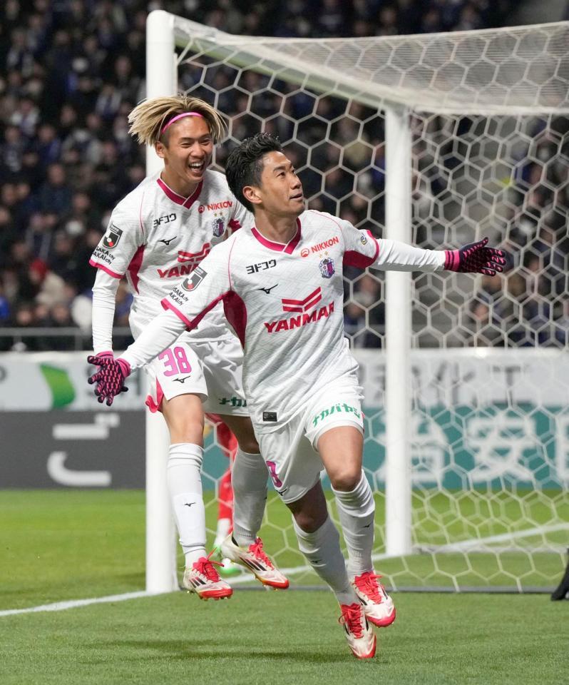 　後半、チーム３点目のゴールを決め駆け出すＣ大阪・香川。左は北野