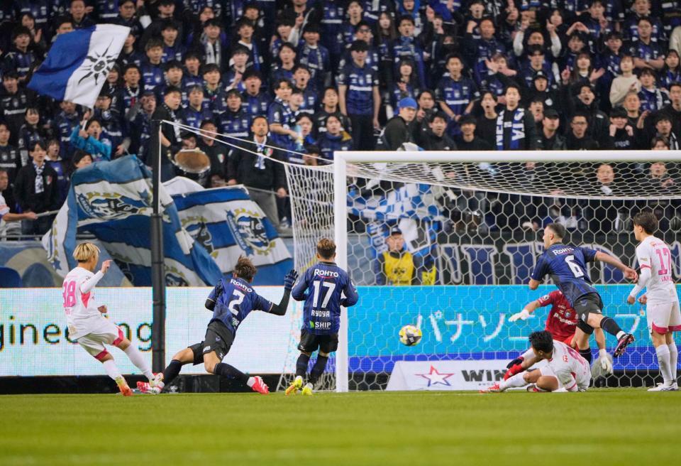 　前半、先制ゴールを決めるＣ大阪・北野（左端）