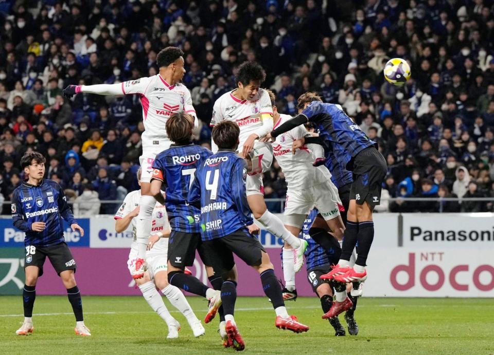 　後半、ヘディングでチーム４点目のゴールを決めるＣ大阪・田中（中央）