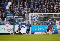 　前半、先制ゴールを決めるＣ大阪・北野（左端）