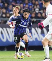 　前半、ドリブルで突破するＧ大阪・名和田