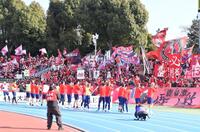 　試合前、スタンドのサポーターの声援に応える鹿島イレブン（撮影・開出牧）