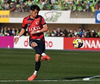 　前半、シュートを放つ鹿島・小池龍太（撮影・開出牧）