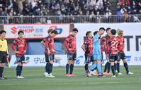 　開幕戦で黒星を喫し悔しさをにじませる柴崎岳（左から２人目）ら鹿島イレブン（撮影・開出牧）