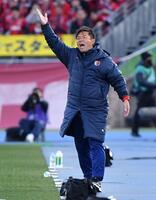 　後半、イレブンに声をかける鹿島・鬼木達監督（撮影・開出牧）