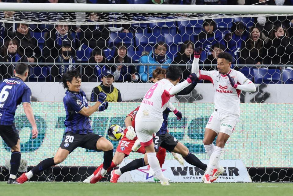 　後半、シュートを放ち得点を挙げるＣ大阪・香川真司（８）＝撮影・立川洋一郎