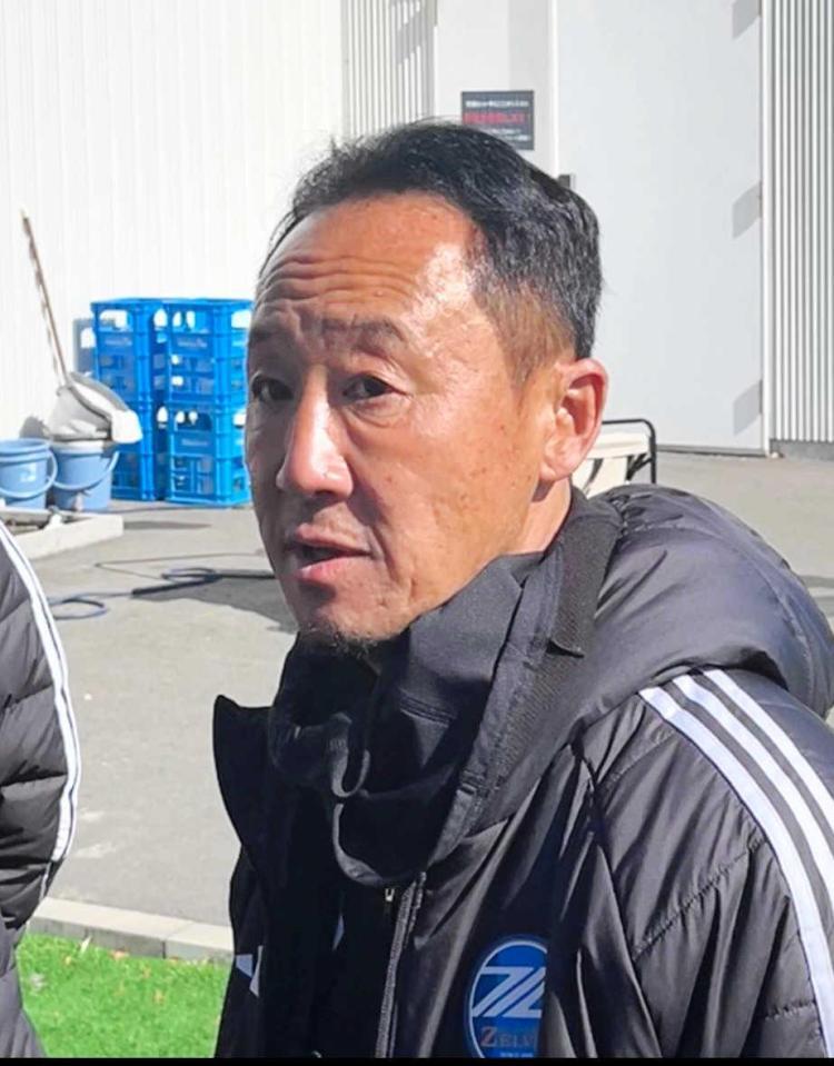 　開幕の広島戦に向けた非公開練習後に取材に応じる町田の黒田監督