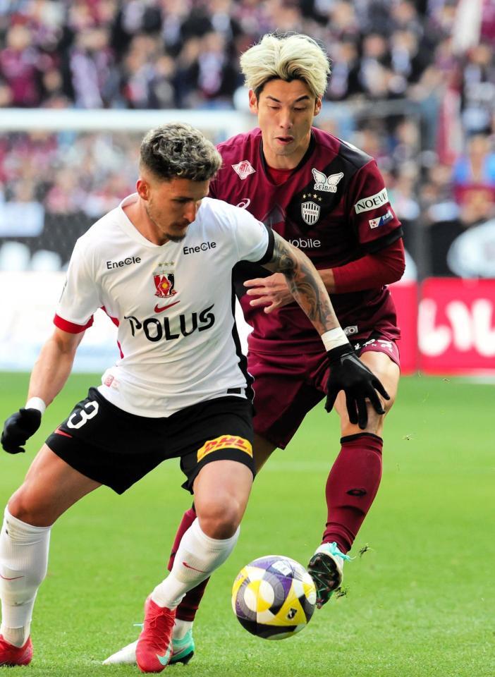 　前半、厳しくマークされる神戸・大迫（撮影・中西幸大）