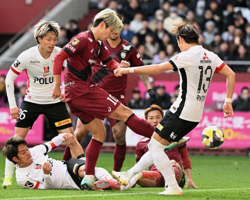 　前半、ゴールに迫る神戸の大迫（１０）＝撮影・大田将之