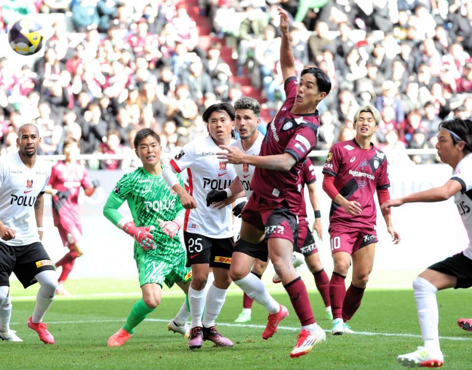 　前半、武藤のヘディングシュートは枠を外す（撮影・中西幸大）