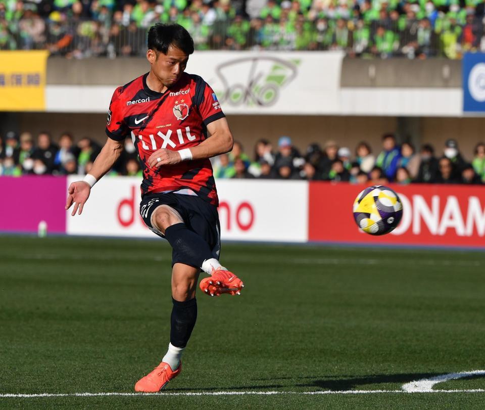 　前半、シュートを放つ鹿島・小池龍太（撮影・開出牧）