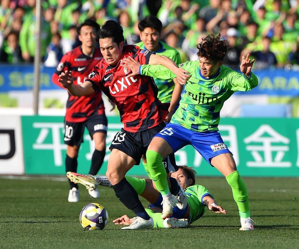 　前半、奧野耕平（右）と競り合う鹿島・知念慶（撮影・開出牧）