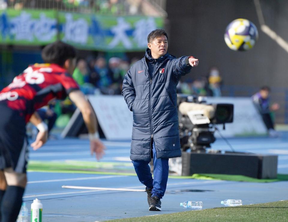 　前半、選手に指示をする鹿島・鬼木達監督（撮影・開出牧）