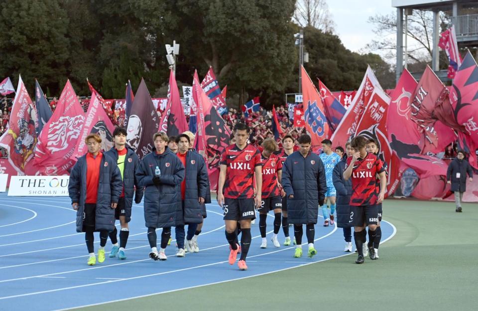 　開幕戦で白星を飾れず、悔しさをにじませながら引き揚げる鹿島イレブン（撮影・開出牧）