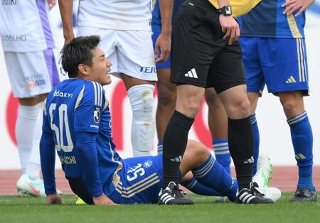 　前半、負傷し倒れ込む町田・岡村大八（撮影・伊藤笙子）
