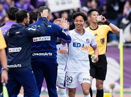 　町田-広島　後半、決勝ゴールを決め、祝福される広島・中村（３９）＝Ｇスタ