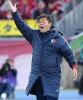 　後半、大声で指示を送る鹿島・鬼木監督（撮影・開出牧）