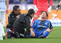 　後半、右太ももを痛め、顔をゆがめる町田・菊池流帆（撮影・伊藤笙子）