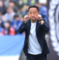 　前半、選手に指示を出す町田・黒田剛監督（撮影・伊藤笙子）