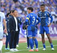 　後半、菊池流帆が負傷退場することになり、昌子源（中央）らと話す町田・黒田剛監督（撮影・伊藤笙子）