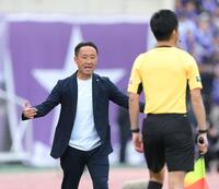 　後半、ファール判定に異議を唱える町田・黒田剛監督（撮影・伊藤笙子）