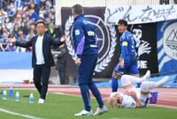 　前半、ファールを受けた広島・中野就斗（右）を見つめる町田・黒田剛監督（左）＝撮影・伊藤笙子