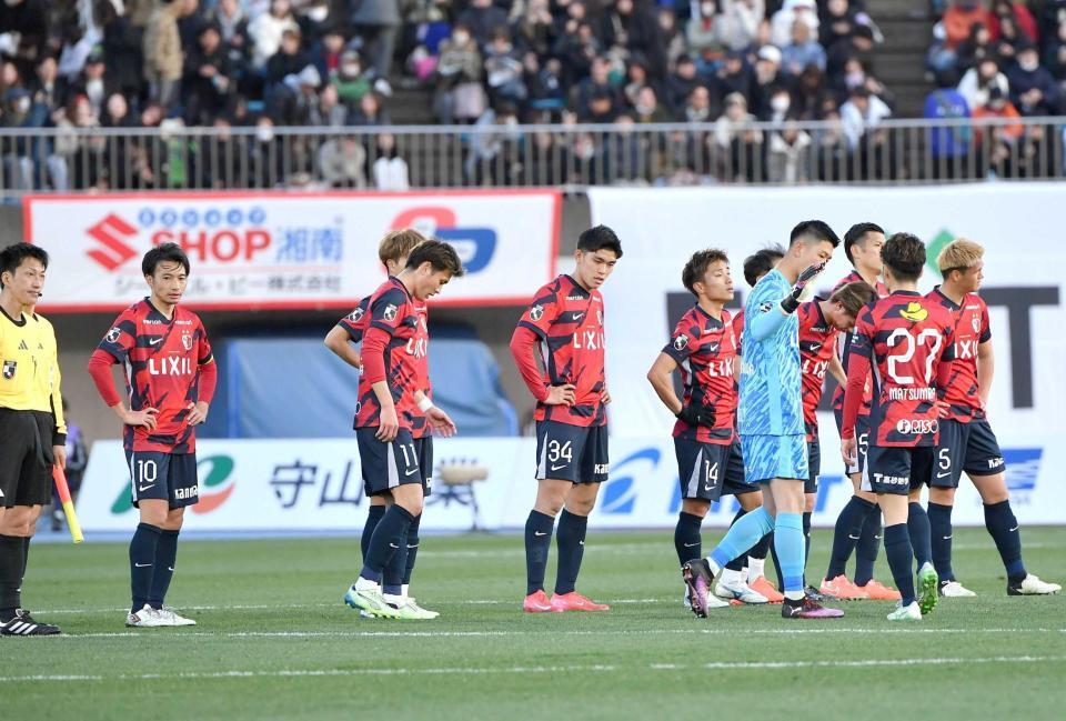 　開幕戦で黒星を喫し、肩を落とす柴崎（左）ら鹿島イレブン