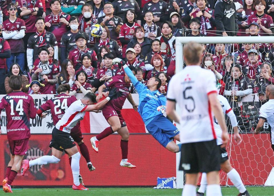 　前半、必死の守備でゴールを阻止するヴィッセル神戸ＧＫ・前川黛也（中央）らＤＦ陣（撮影・立川洋一郎）