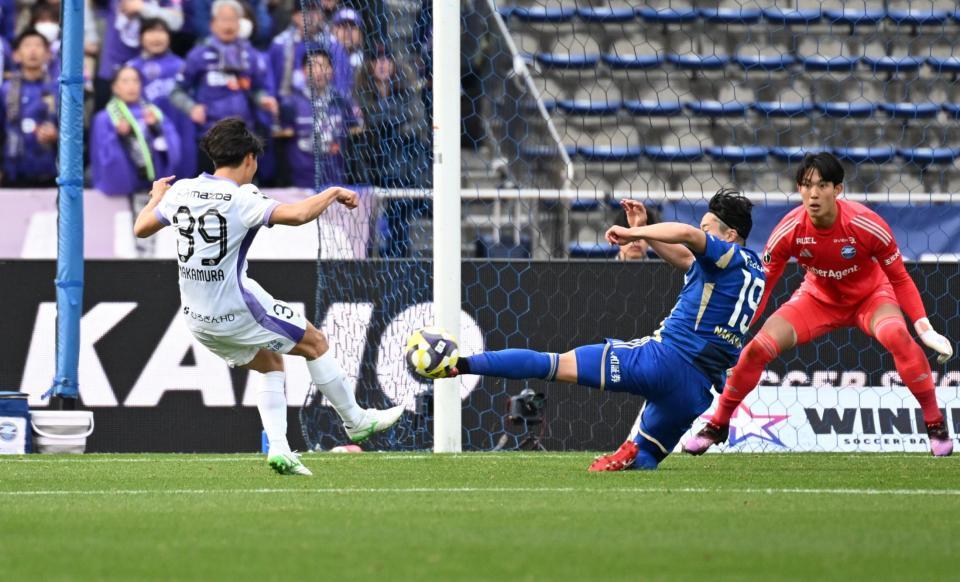 　後半、ゴールを決める広島・中村草太（左）