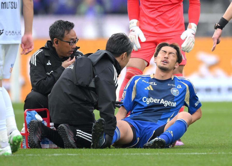 　後半、右太ももを痛め、顔をゆがめる町田・菊池流帆（撮影・伊藤笙子）