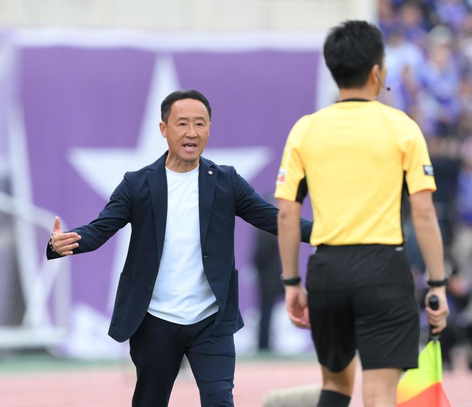 　後半、ファール判定に異議を唱える町田・黒田剛監督（撮影・伊藤笙子）