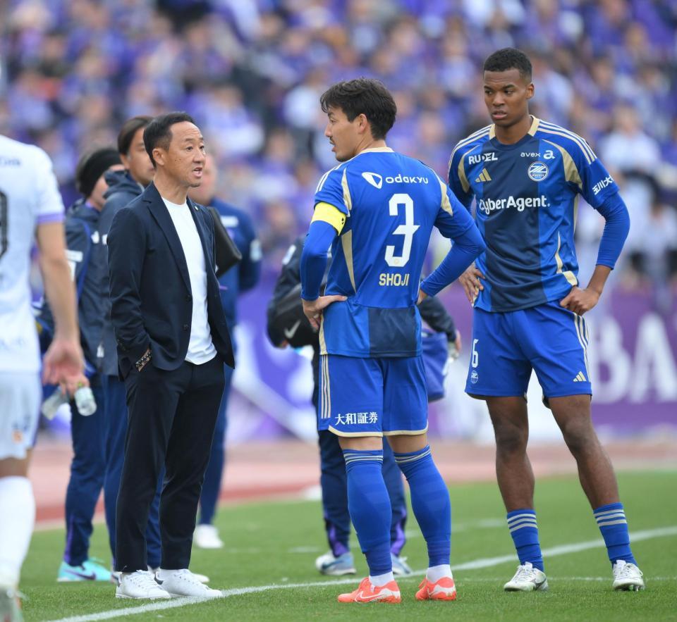 　後半、菊池流帆が負傷退場することになり、昌子源（中央）らと話す町田・黒田剛監督（撮影・伊藤笙子）