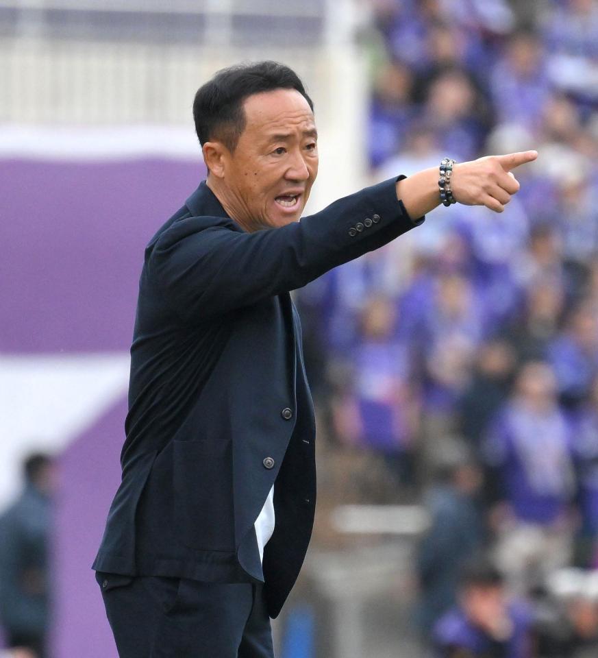 　後半、選手に指示を出す町田・黒田剛監督（撮影・伊藤笙子）