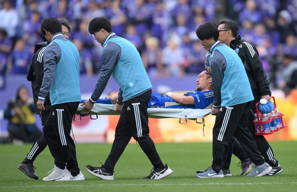 　後半、右太ももを負傷し退場する町田・菊池流帆（撮影・伊藤笙子）