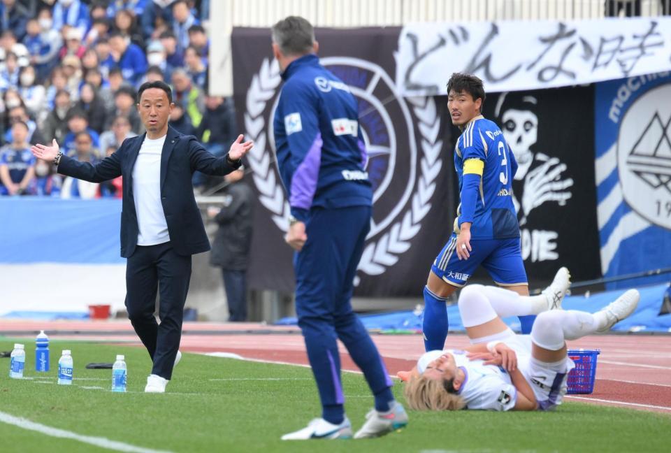 　前半、ファールを受けた広島・中野就斗（右）を見つめる町田・黒田剛監督（左）＝撮影・伊藤笙子