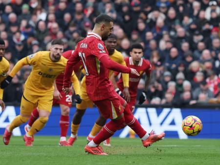 　ウルバーハンプトン戦で、チーム２点目となるＰＫを決めるリバプールのサラー＝１６日、リバプール（ロイター＝共同）